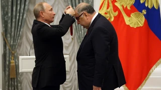 Любимый олигарх Путина. Кто такой Алишер Усманов и как он избавился от санкций ЕС