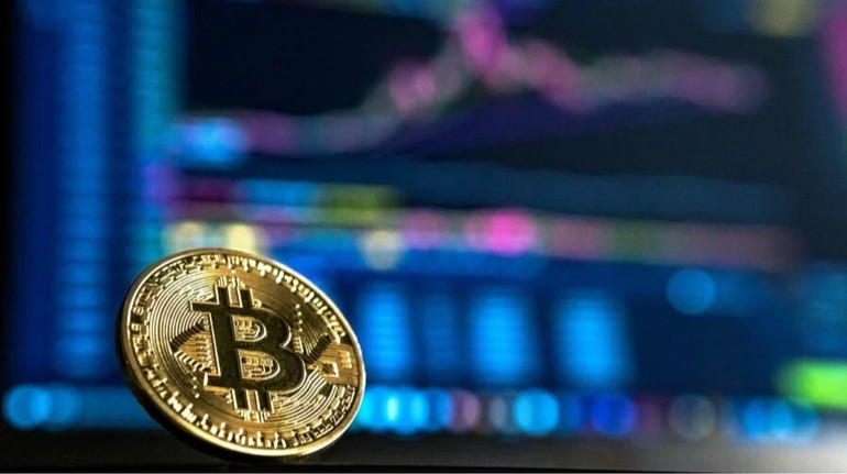 Bitcoin падає на тлі завершення рекордного для криптовалюти року