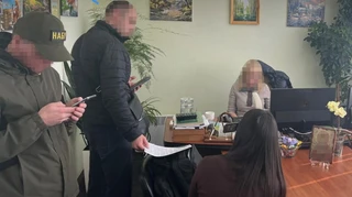 Податківиця отримала підозру: вимагала 2 мільйони від прифронтового підприємства