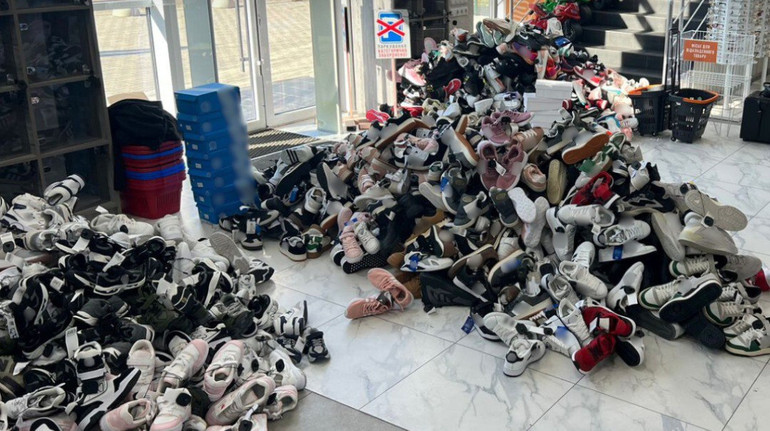 БЕБ ліквідувало мережу магазинів, в яких продавали підробки одягу та взуття відомих брендів