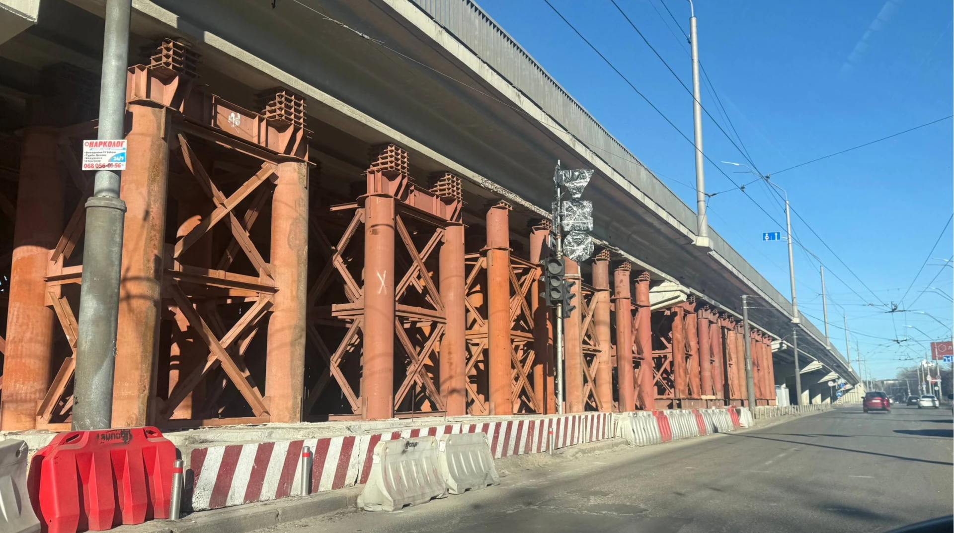 Молодий, а вже втомлений. Чому шляхопровід у Києві розвалився за два роки