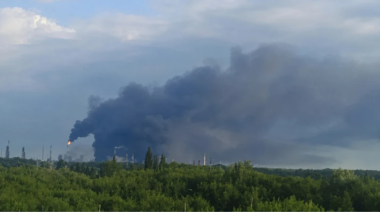 У РФ атака дронів зупинила ще один великий НПЗ