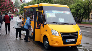 В Киеве существенно сократили количество маршруток – атака РФ повредила 70 единиц транспорта