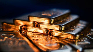 Золото впало в ціні через сильний долар та війну на Близькому Сході