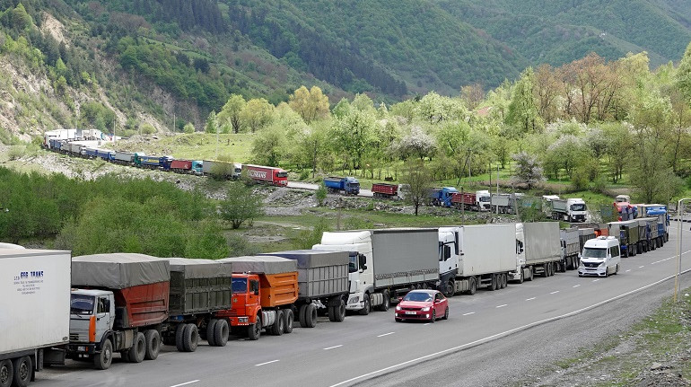 Автоперевозки грузов в РФ упали на треть: часть бизнесов на грани банкротства
