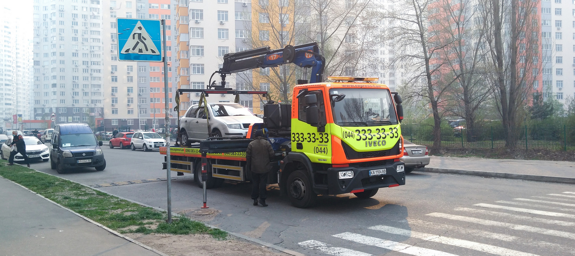 Евакуаторів у Києві стало більше? Як все це працює і хто заробляє на евакуації авто