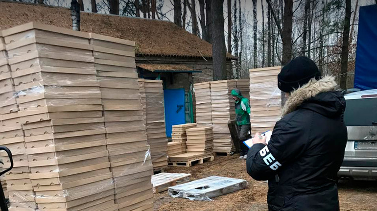 БЭБ ликвидировало масштабное подпольное производство сигарет, которое маскировали в лесу на Киевщине