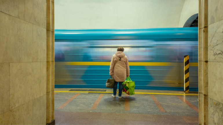 В киевском метро меняли движение по красной ветке из-за возгорания травы