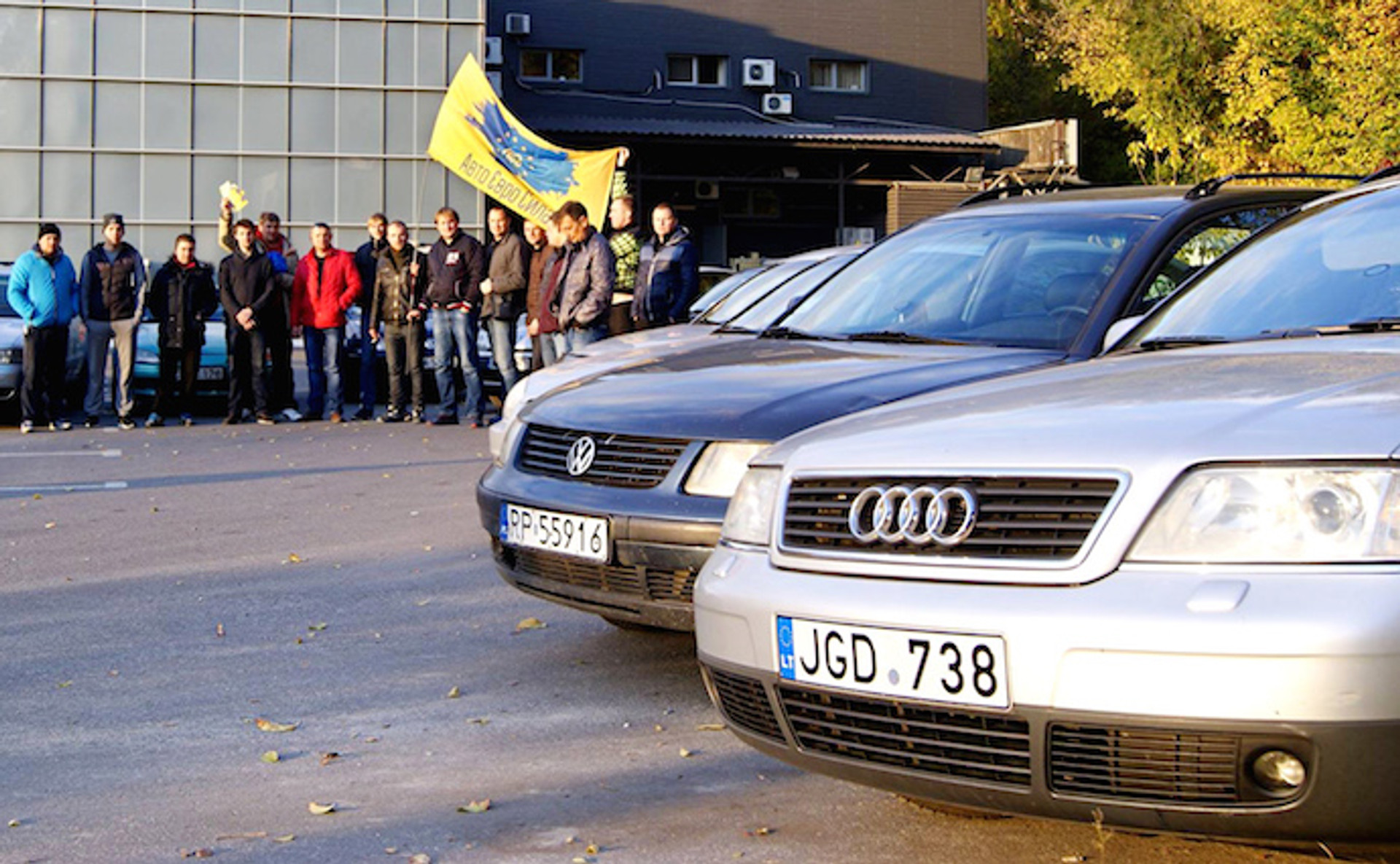 Тиждень у графіках: жінки заробляють менше чоловіків, а в Україні зросла кількість авто на “бляхах”