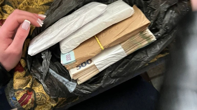 Поборы от парковки и туалетов: во Львове задержали чиновника вокзала