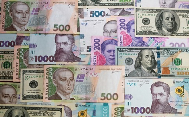 Официальный курс: гривня ослабла к доллару и евро