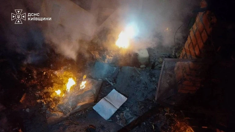 На Київщині через російські атаки горів склад, постраждали двоє людей