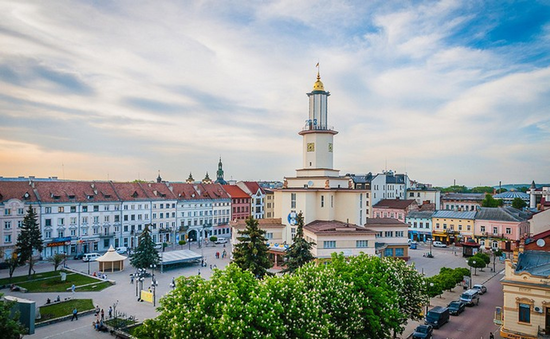 Сірі комунальні кардинали: хто і як витрачає гроші громад