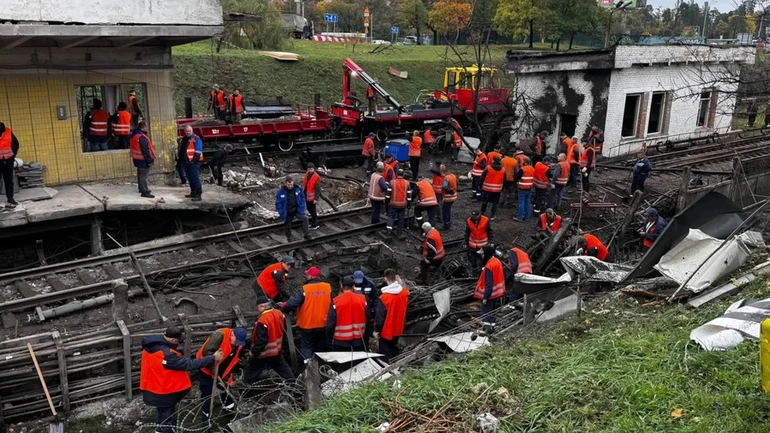 В Киеве открыли вестибюль станции метро Черниговская после российского нападения