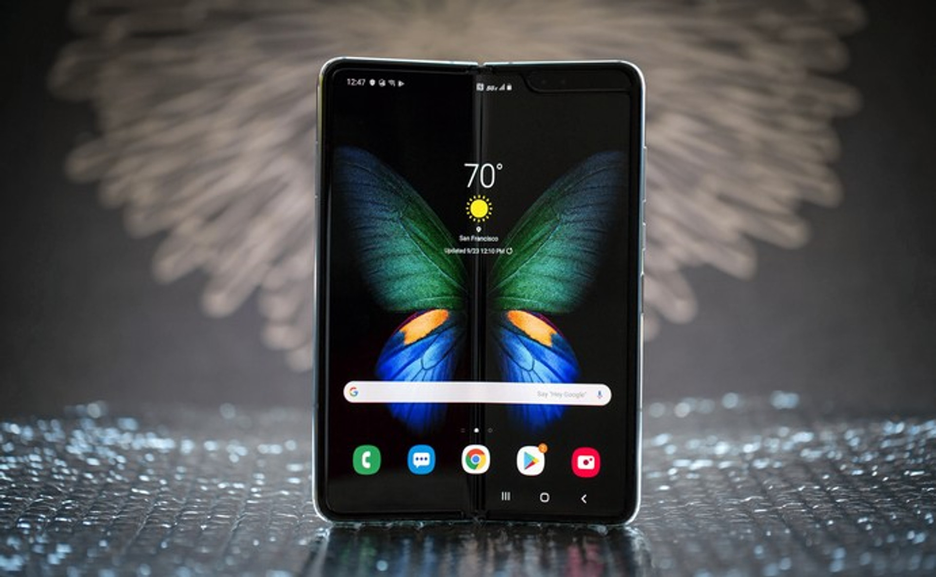 Перший смартфон з гнучким екраном Galaxy Fold в Україні: плюси і мінуси нового пристрою