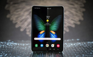 Перший смартфон з гнучким екраном Galaxy Fold в Україні: плюси і мінуси нового пристрою