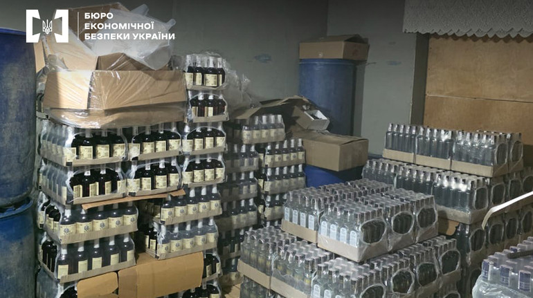На Львівщині детективи БЕБ викрили підпільне виробництво алкоголю на понад 1,2 мільйони