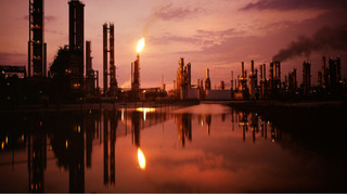 Санкції США проти нафти РФ не матимуть значного впливу, її купуватимуть – Bloomberg