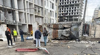 Российская ракета повредила недострой в Киеве, пострадали строители