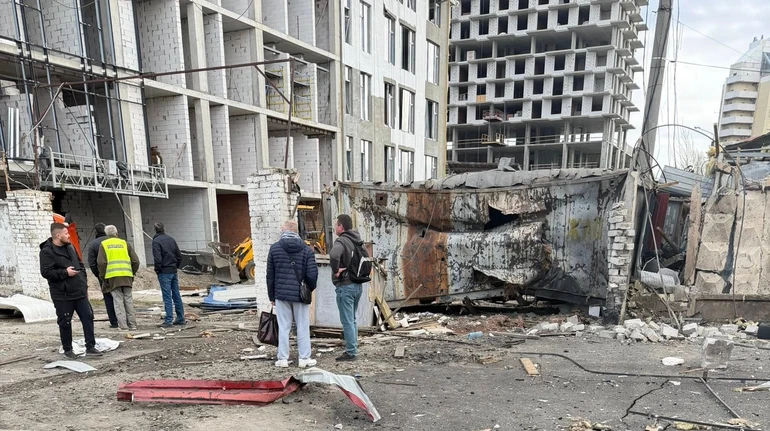 Российская ракета повредила недострой в Киеве, пострадали строители
