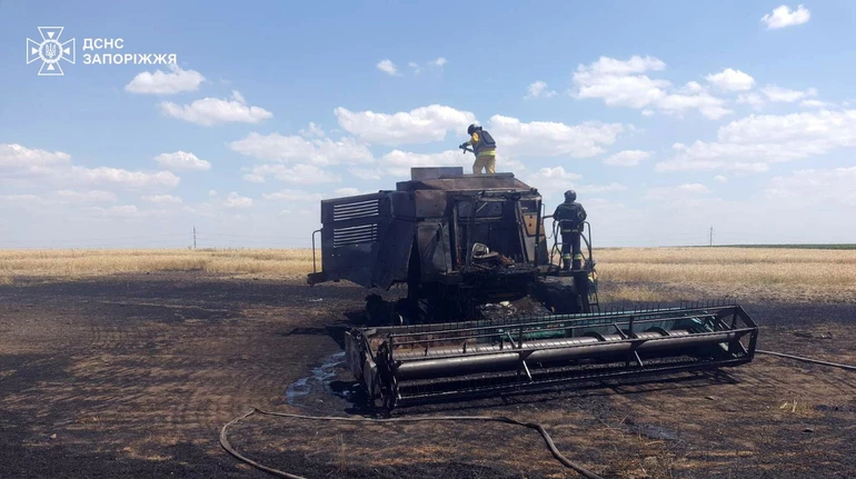 В Запорожской области российский дрон уничтожил комбайн, один человек ранен
