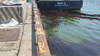 В порту Мариуполя разлилась нефть