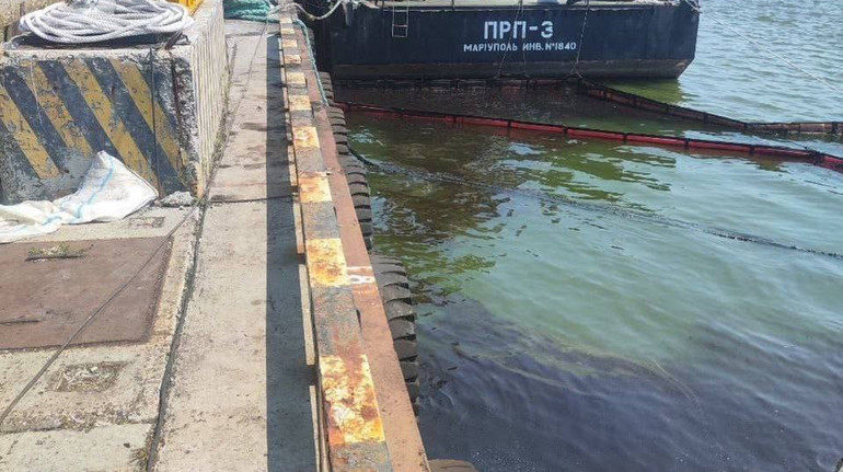 В порту Мариуполя разлилась нефть