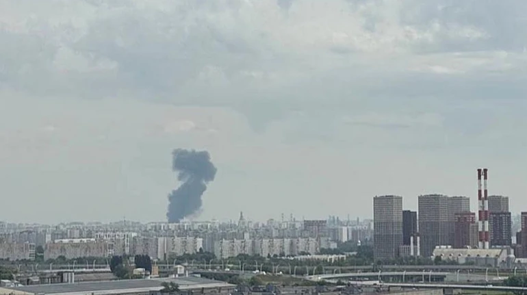 В районе Московского НПЗ произошёл пожар после атаки беспилотников на город