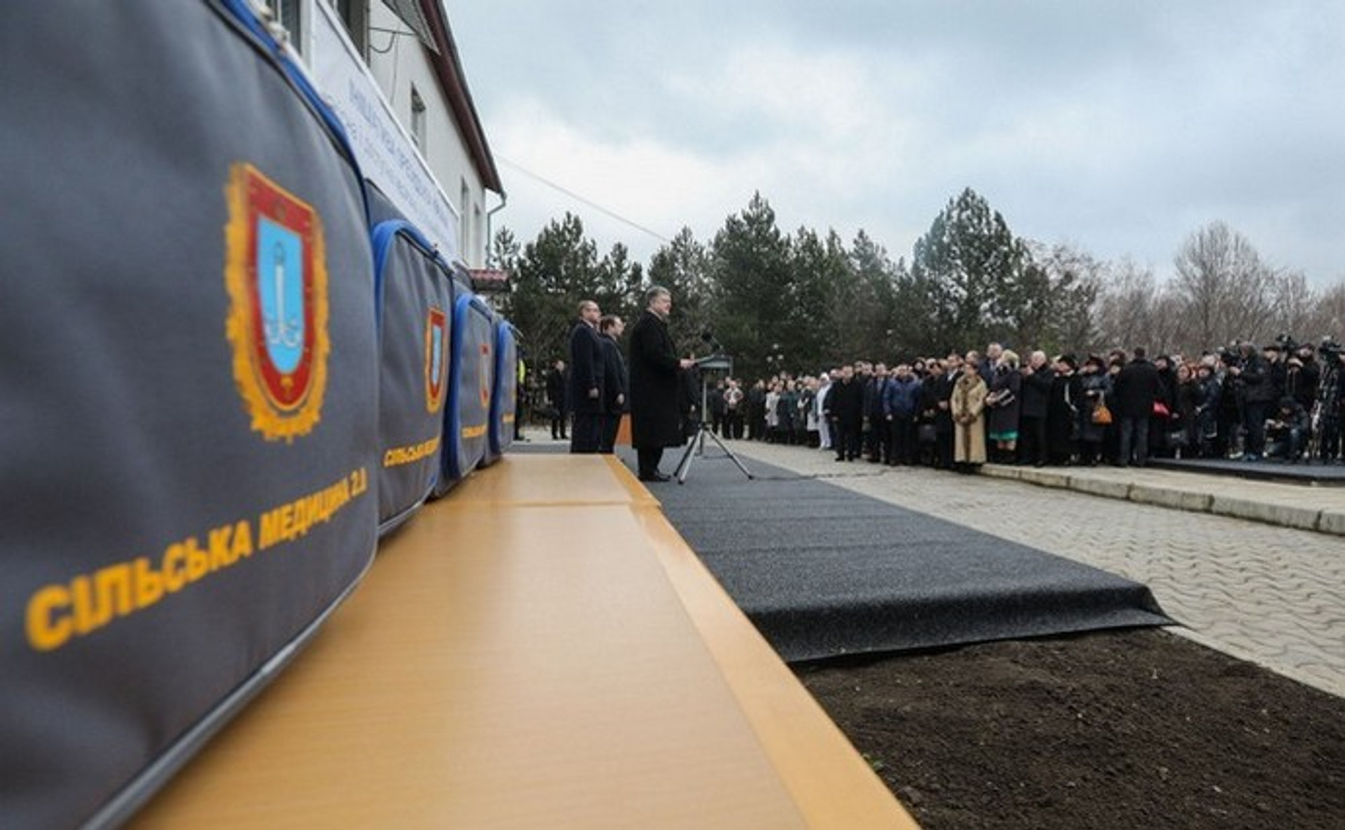 5 мільярдів на сільську медицину. Хто виграє від передвиборної реформи Порошенка 