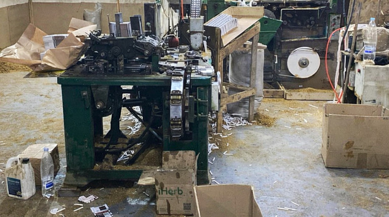 На Черкащині працювала підпільна фабрика сигарет: БЕБ розповіло про великі масштаби