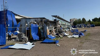РФ вдарила по центру Прилук: є загиблі, пошкоджено підприємство, ТЦ та супермаркет
