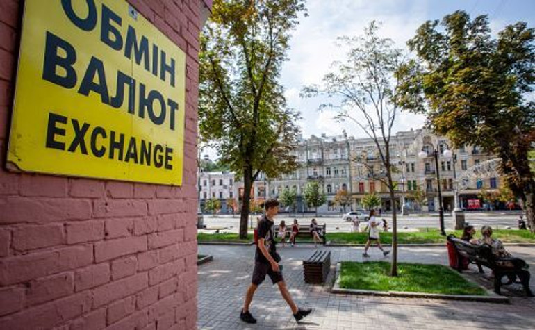 Обменники обязали принимать старые и изношенные банкноты: НБУ ужесточил контроль