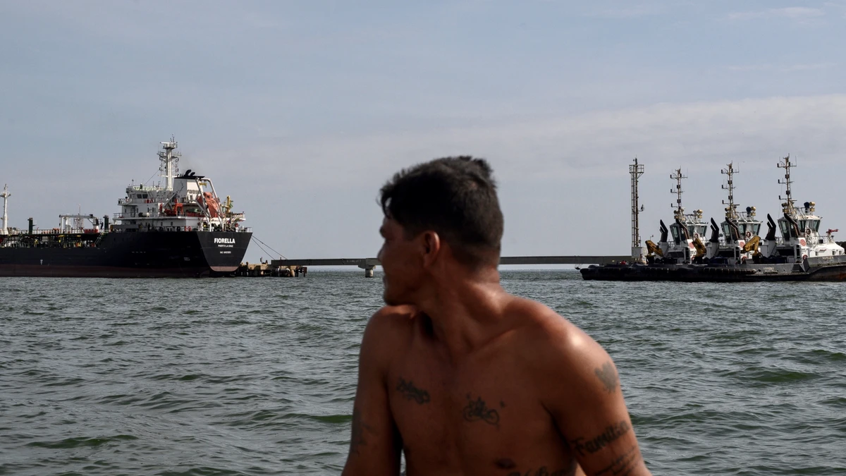 Економіка Венесуели дуже залежна від експорту нафти. Нафтовий бум сприяв росту ВВП, а обвал цін став однією з багатьох причин занепаду