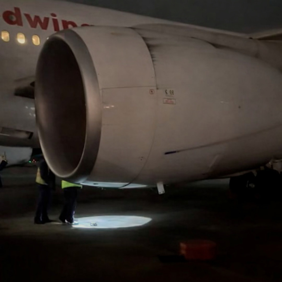 На фото – следы горения после пожара в левом двигателе аварийного Red Wings