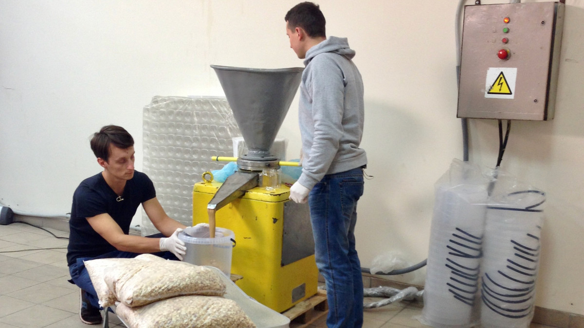 Устройство для перемалывания арахиса. Первый старт. Аппарат перерабатывал мясо, но хорошо справился и с орехами, 2015 год