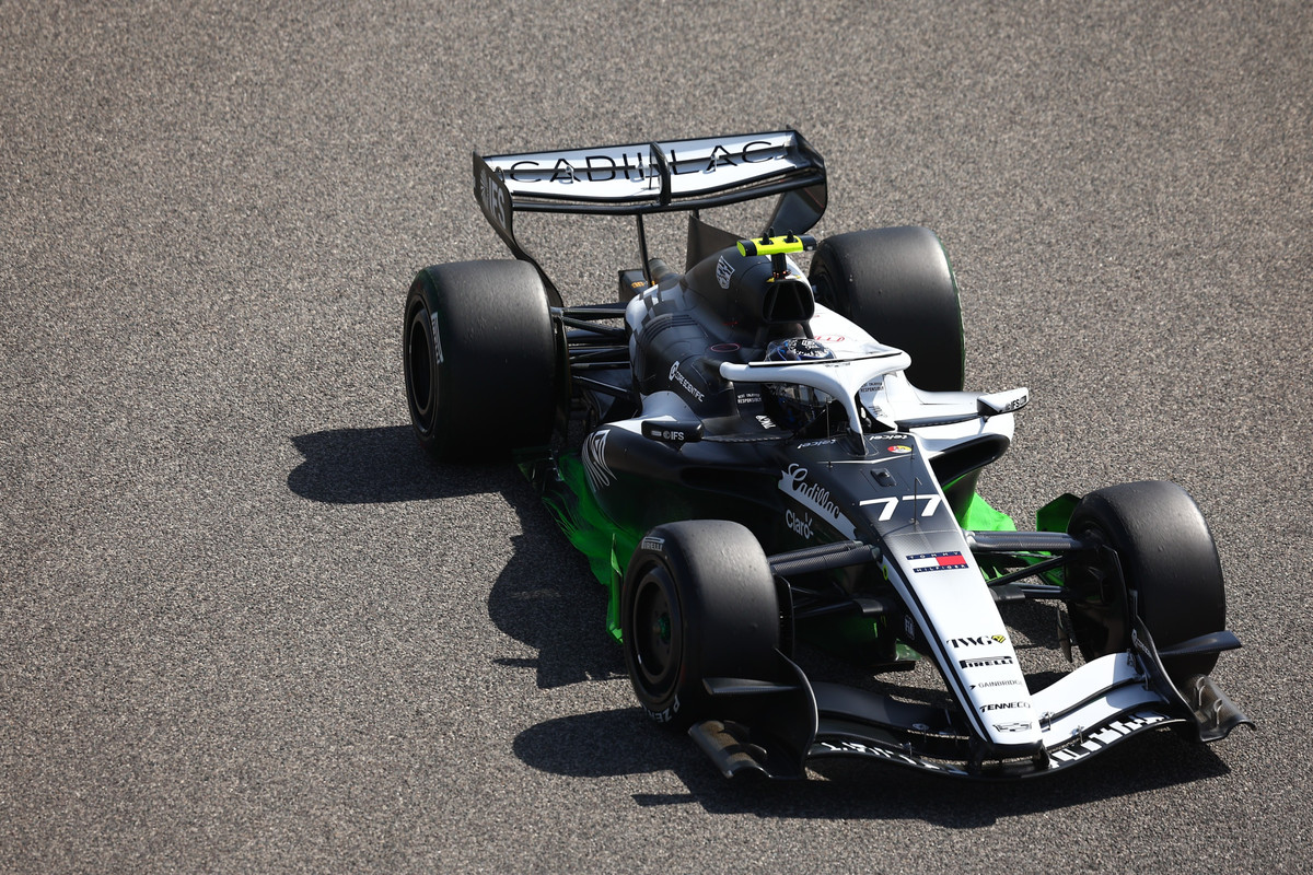 Валттери Боттас за рулем болида Cadillac MAC-26, Бахрейн, 11 февраля 2026 года