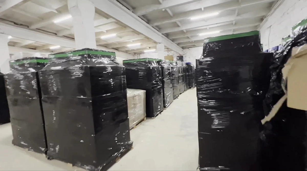 Запаковані палети з цигарками