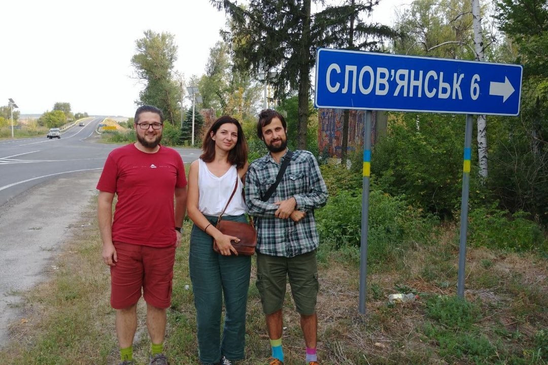 Андрей Плясун, Марта Турецкая и Роман Шупер по дороге к Рубежанской фабрике, 2018 год