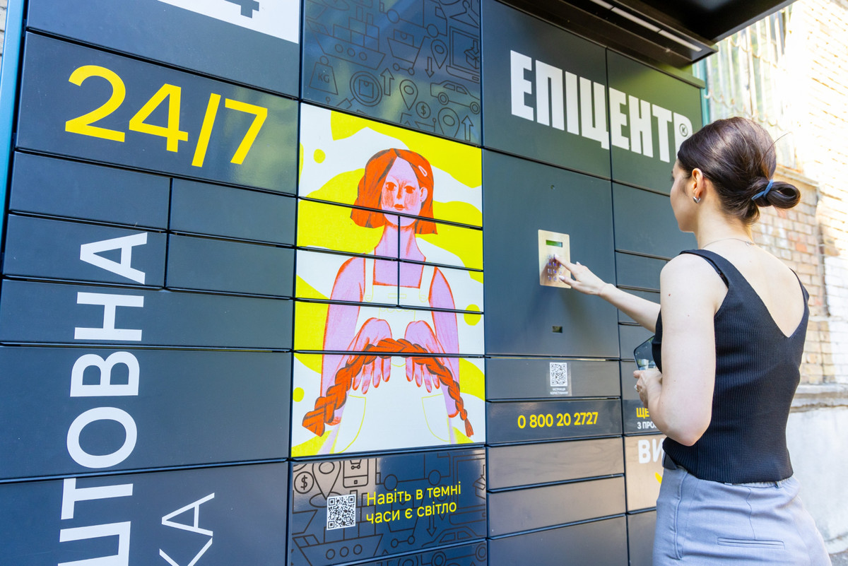 Иллюстрация на почтомате: Девочка обрезала волосы для помощи ВСУ, Даша Филиппова