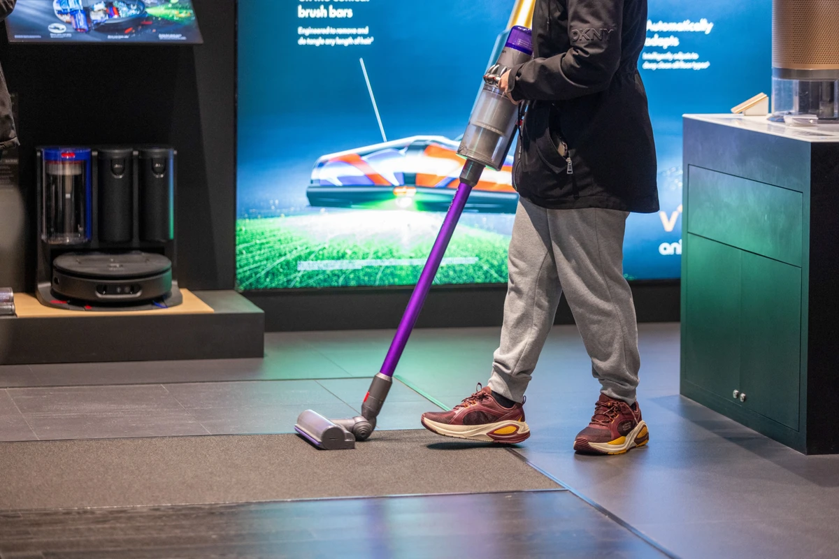 Покупець тестує пилосос Dyson у магазині Лондона, лютий 2026 року