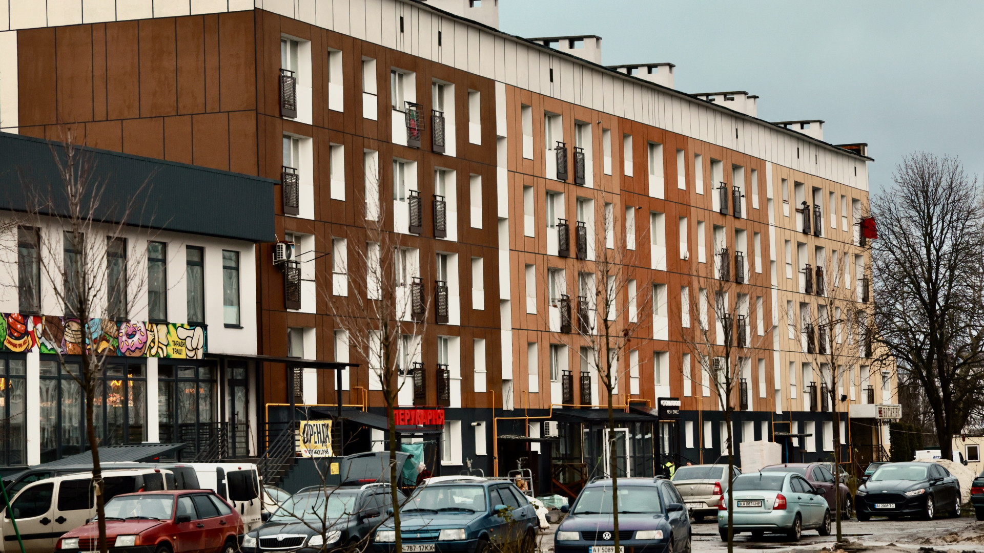 Новые дома энергоэффективные: подрядчики провели термомодернизацию, установили на крышах солнечные панели и аккумуляторы