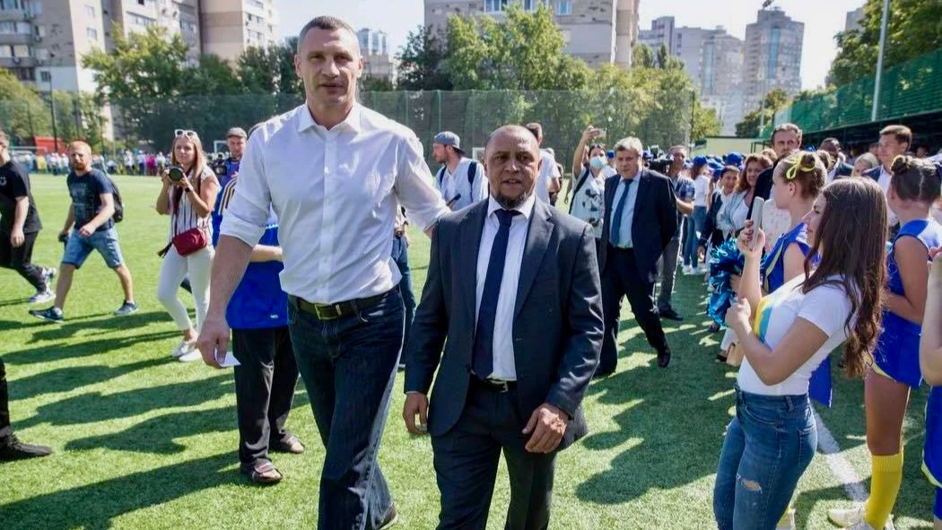 Міський голова Києва Віталій Кличко і легенда Real Madrid Роберто Карлос під час відкриття школи в Києві, вересень 2021 року
