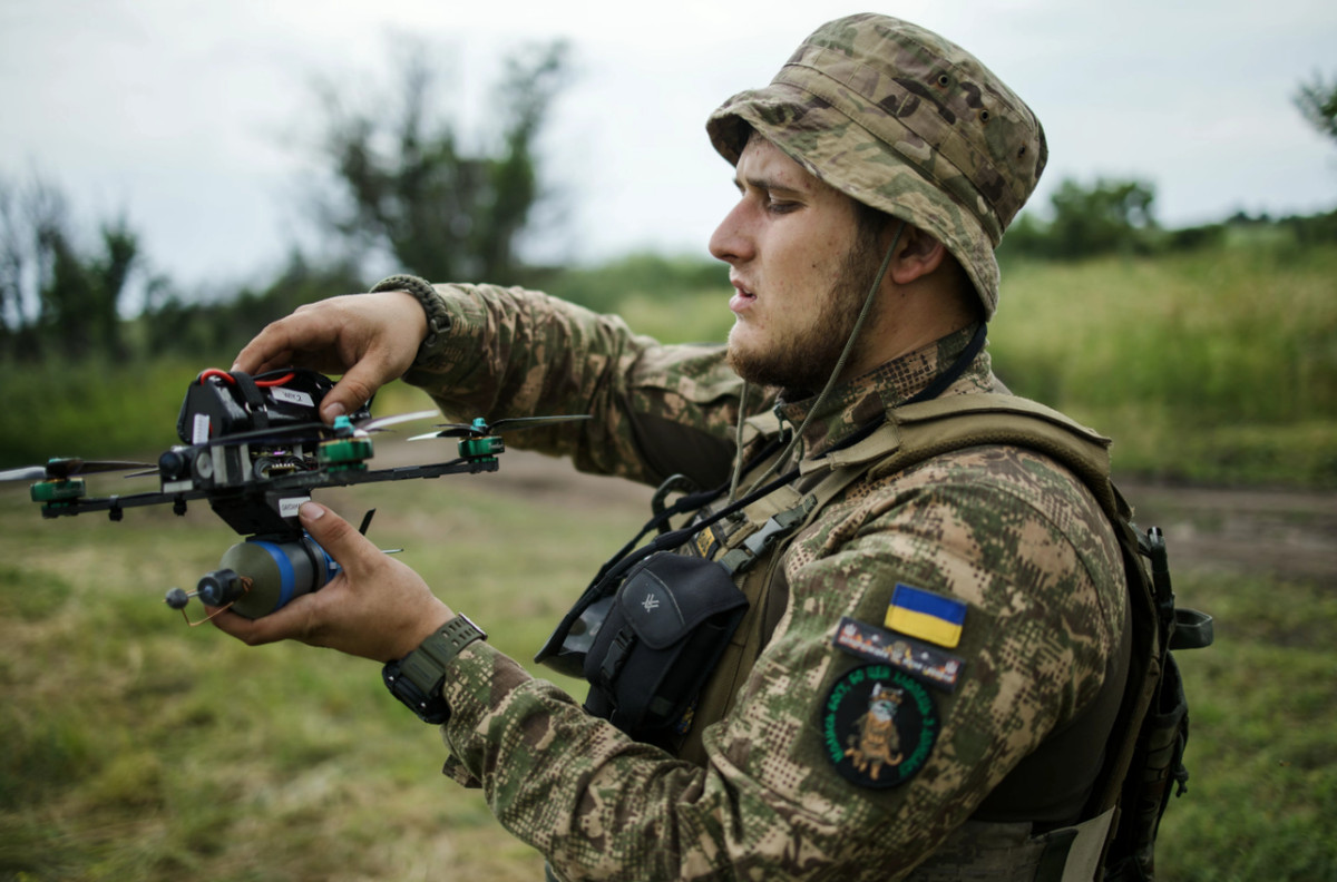 Військовий з FPV-дроном