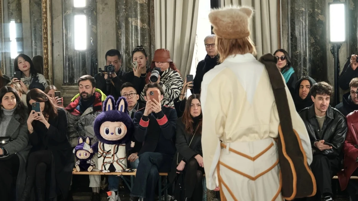 Игрушки Labubu на модном показе в Милане, январь 2024 года
