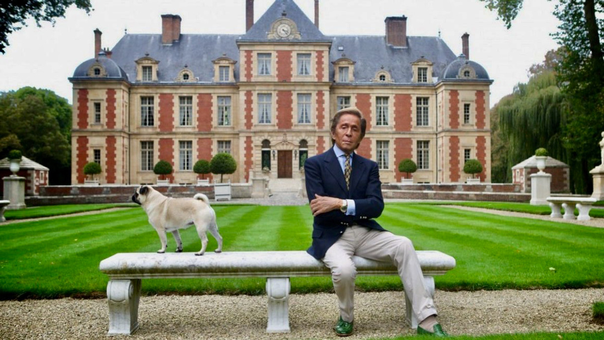 Валентино с любимым мопсом на территории Château de Wideville