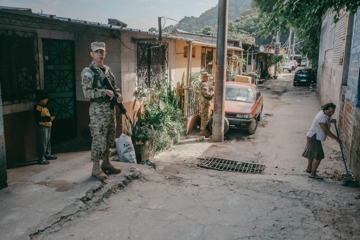 Вооруженные солдаты патрулируют улицы Сан-Сальвадора