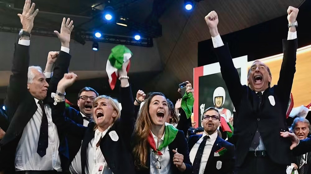 Итальянская делегация радуется победе своей заявки на проведение Игр-2026, июнь 2019 года