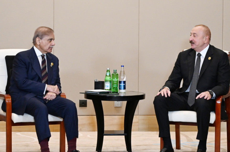 В Тяньцзине президент Азербайджана Ильхам Алиев поздравил Пакистан с победой над Индией. В ответ Индия заблокировала полноценное вступление Баку в ШОС.