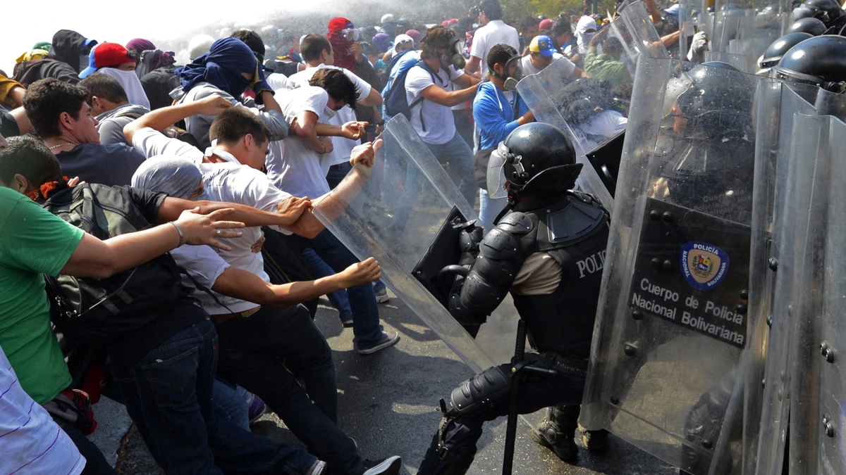 Політичні переслідування та погіршення рівня життя у Венесуелі призводять до антиурядових протестів, які жорстоко придушуються