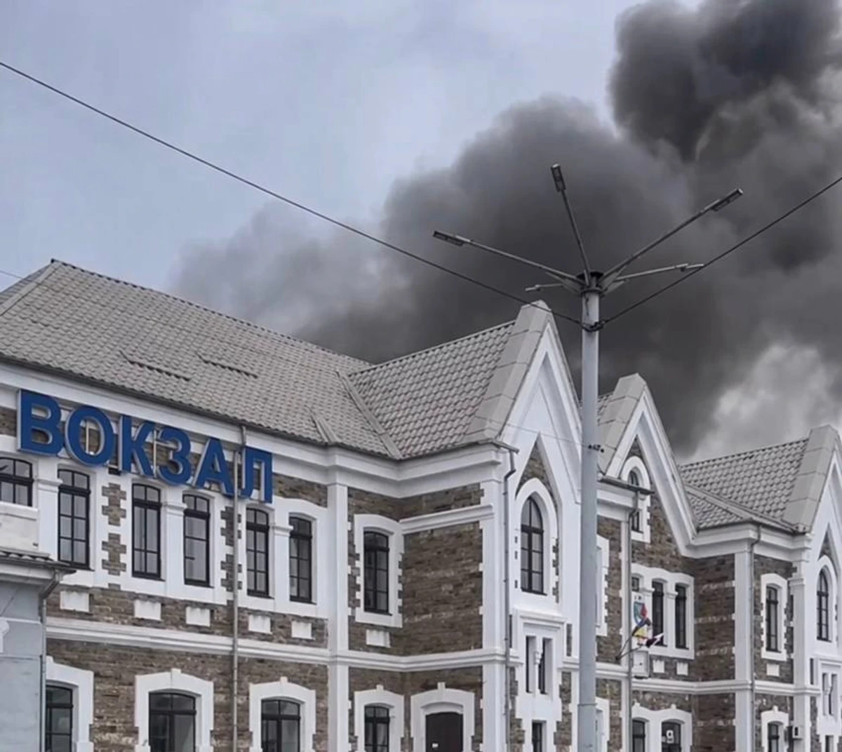 Момент удару РФ біля вокзалу Кривого Рогу